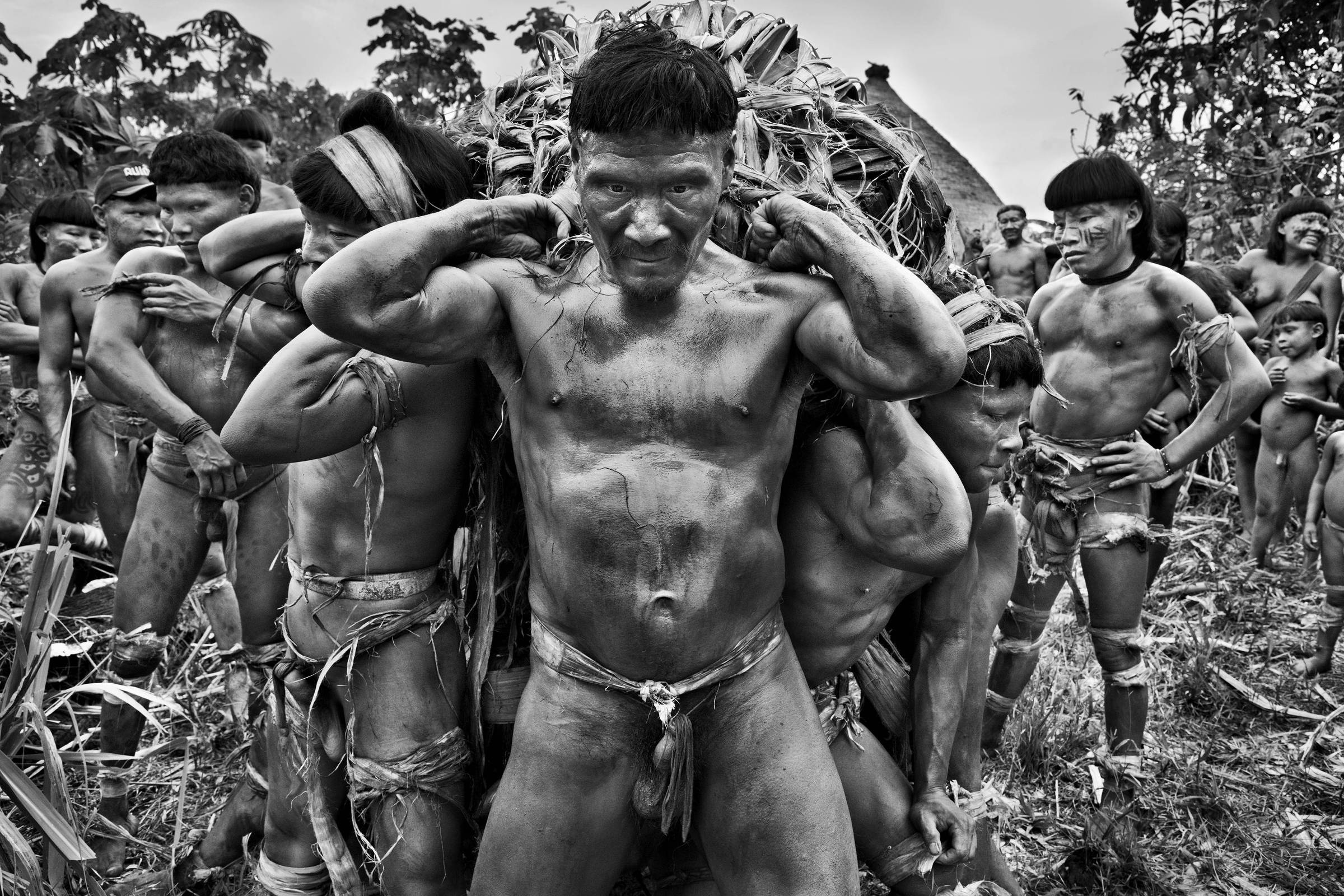 Facebook censura fotos de Sebastião Salgado de tribo indígena da Amazônia -  04/09/2018 - Poder - Folha