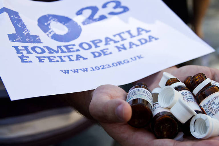 Cartaz de protesto com os dizeres "Homeopatia é feita de nada"