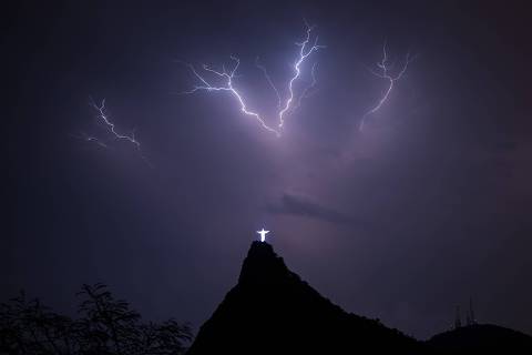 (161012) -- RIO DE JANEIRO, octubre 12, 2016 (Xinhua) -- Imagen del 27 de septiembre de 2015 de relámpagos iluminando el cielo sobre la estatua de Cristo Redentor en la cima del Cerro del Corcovado, en Río de Janeiro, Brasil. De acuerdo con información de la prensa local, la estatua del Cristo Redentor, nombrada como una de las 7 Maravillas del Mundo Moderno, celebra 85 años de su inauguración, el 12 de octubre de 1931. (Xinhua/Xu Zijian) (da) (fnc)