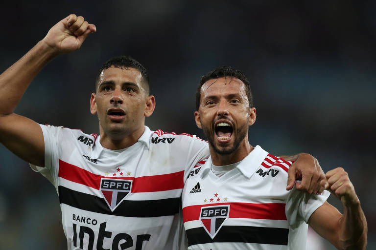 Diego Souza e Nenê comemoram gol pelo São Paulo.