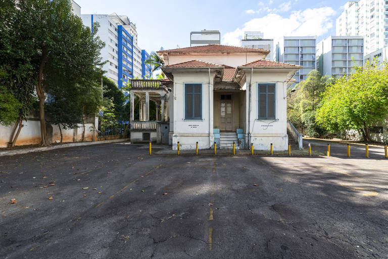 Exterior do casarão que pertenceu a Rodrigues Alves, em Higienópolis; imóvel na r. Piauí será leiloado