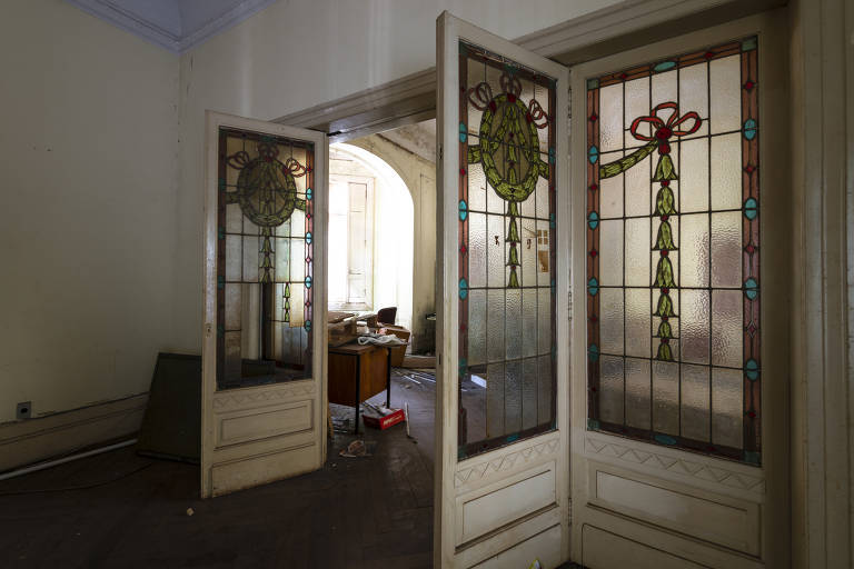 Detalhe de porta decorada com vitrais no interior da casa da r. Piauí
