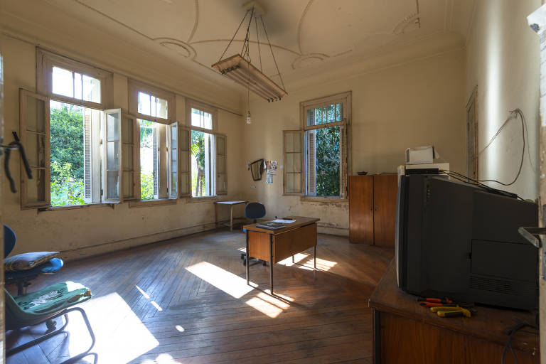 Quarto no andar superior, onde se veem equipamentos usados pelos seguranças que guardam o local