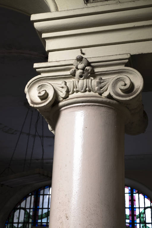 Detalhe de coluna no vestíbulo da casa da r. Piauí