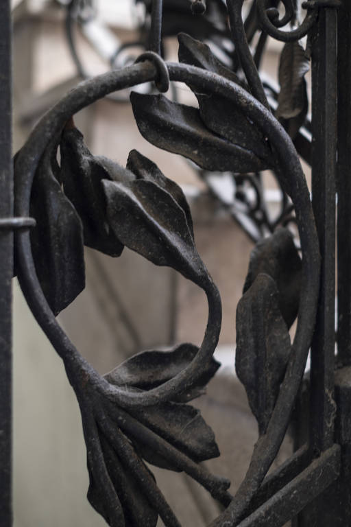 Detalhe da serralheria em ferro batido, com folhas ao estilo art-nouveau
