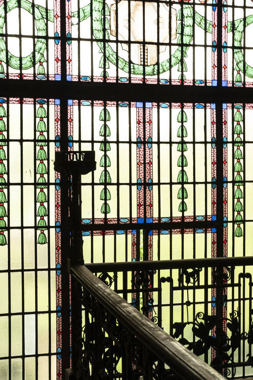 Detalhe dos vitrais junto à escadaria da casa da r. Piauí