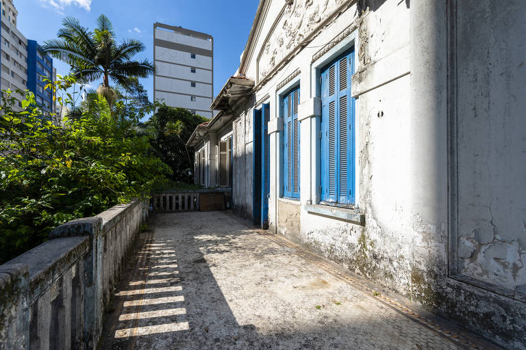 Varanda superior da casa da r. Piauí, que dá vista para árvores no jardim