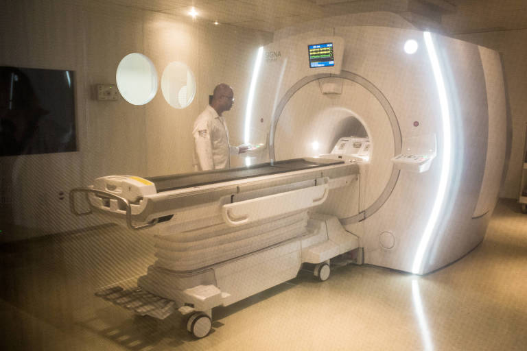 Biomédico opera equipamento de tomografia do hospital das Clínicas