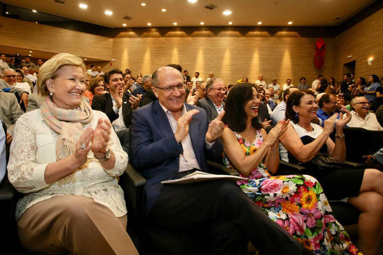 Ana Amélia, Alckmin e sua mulher, Lu, aplaudem e sorriem sentados em plateia de um evento de campanha em Fortaleza