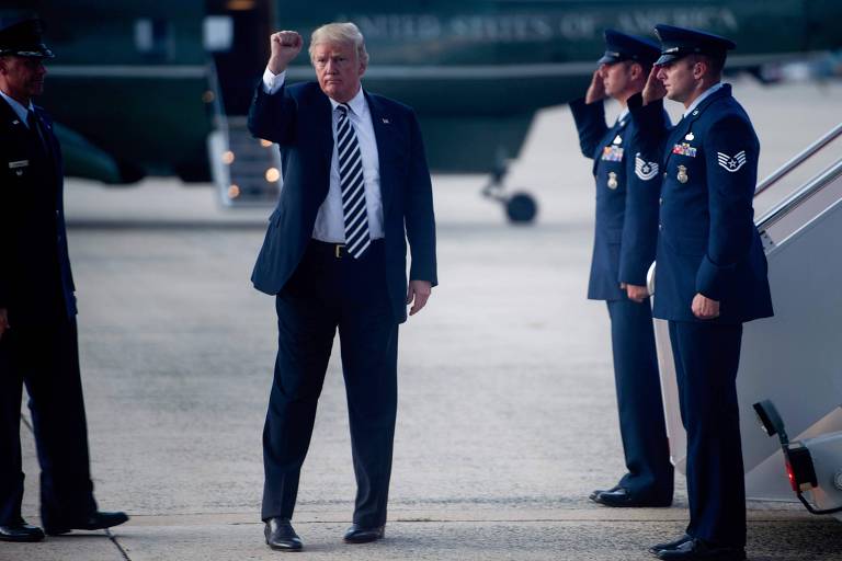 Donald Trump chega a base aérea de Andrews, em Maryland 