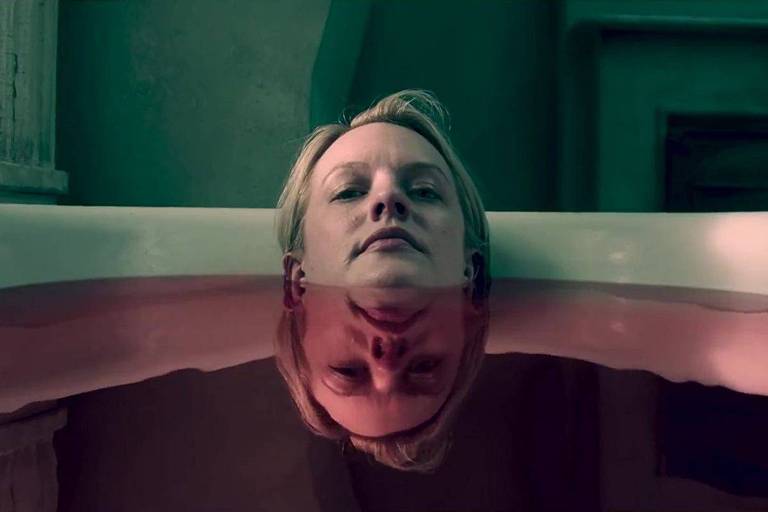 Elisabeth Moss em banheira com sangue na segunda temporada de "Handmaid's Tale"