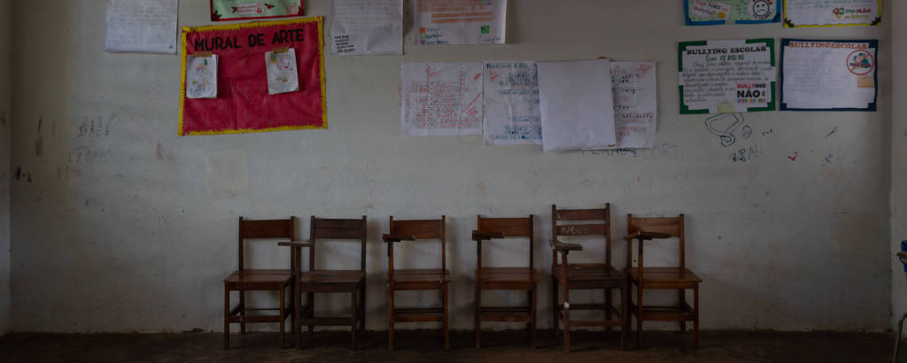 Sala de aula com cadeiras vazias