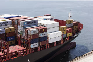 Mercado. Especial Comercio Exterior. Navio com containers  no   Brasil Terminal Portuario (BTP) no terminal de Santos
