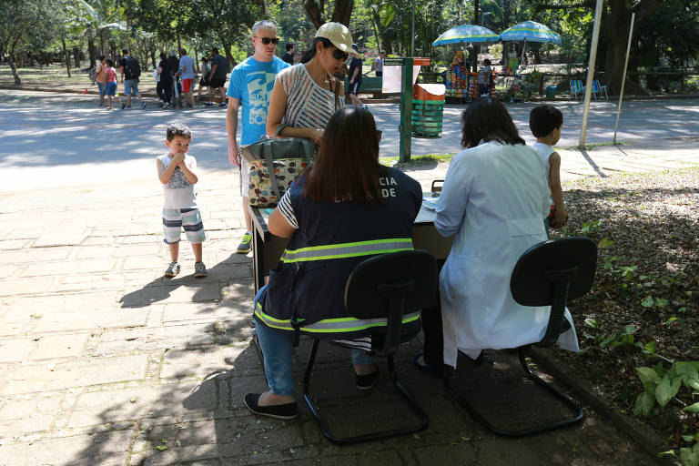Mobilização em mais um Dia D, para ampliar a cobertura das vacinas de poliomielite e sarampo, em postos volantes em diversas regiões do município de São Paulo; parques, shoppings e hipermercados, além das Unidades Básicas de Saúde (UBS) estão de plantão. Na foto, posto volante do Parque Ibirapuera, na zona sul