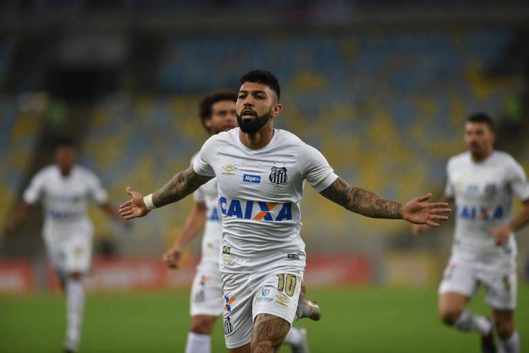 Gabriel comemora o primeiro gol da Vitória do Santos por 3 a 0 sobre o Vasco