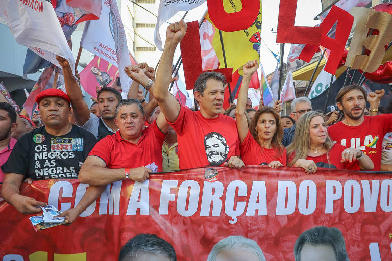 O então candidato à Vice-Presidente da República Fernando Haddad (PT), participa da caminhada #Lulapresidente pelo centro de Fortaleza, Ceará. Ele foi escolhido pelo partido para substituir Lula, que teve a candidatura barrada pelo TSE
