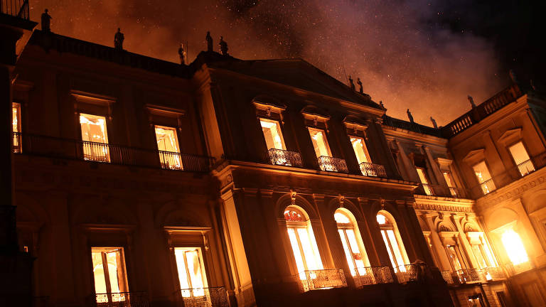 Incêndio de grandes proporções atingiu o Museu Nacional do Brasil no Rio de Janeiro, no começo da noite deste domingo (2); mais antigo do país, museu tem 20 milhões de itens e apresentava problemas de manutenção