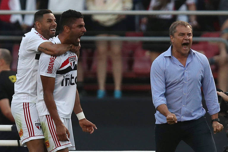 Bruno Peres, Santiago Vivero e o técnico Diego Aguirre comemoram gol contra o Fluminense