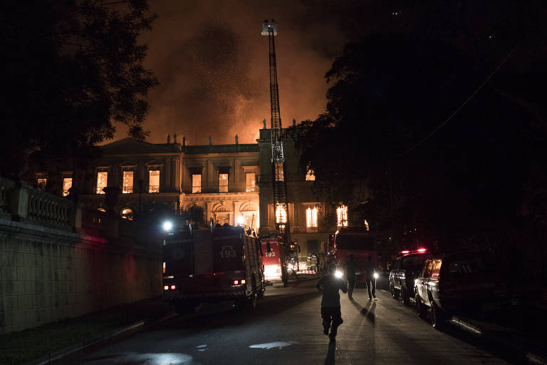 Bombeiros tentam controlar incêndio no Museu Nacional do Brasil, que completou 200 anos, na noite deste domingo (2); o museu faz parte da Universidade Federal do Rio de Janeiro