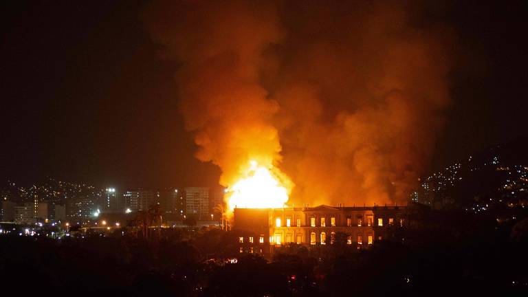 Bombeiros tentam controlar incêndio no Museu Nacional do Brasil, que completou 200 anos, na noite deste domingo (2); o museu faz parte da Universidade Federal do Rio de Janeiro