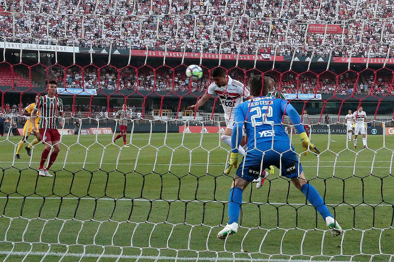 Trellez cabeceia para fazer o gol de empate do São Paulo diante do Fluminense, no Morumbi, neste domingo (2)