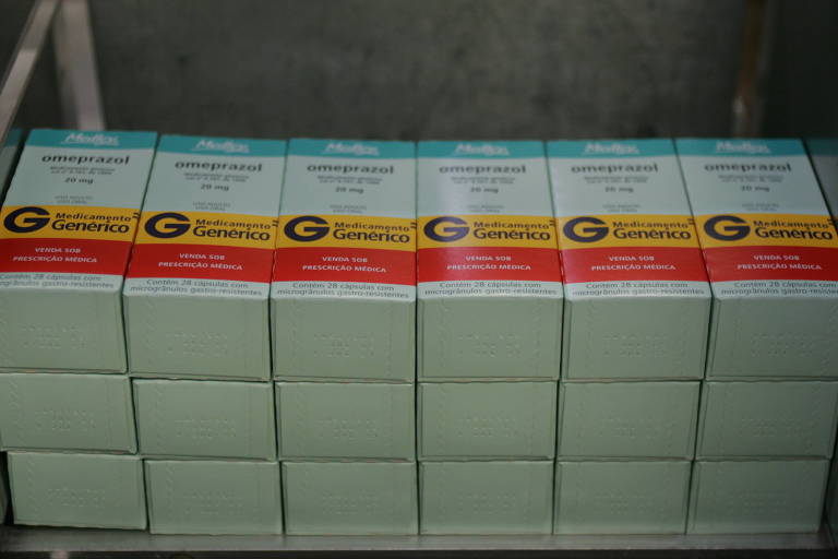 Caixas de medicamentos genéricos empilhadas