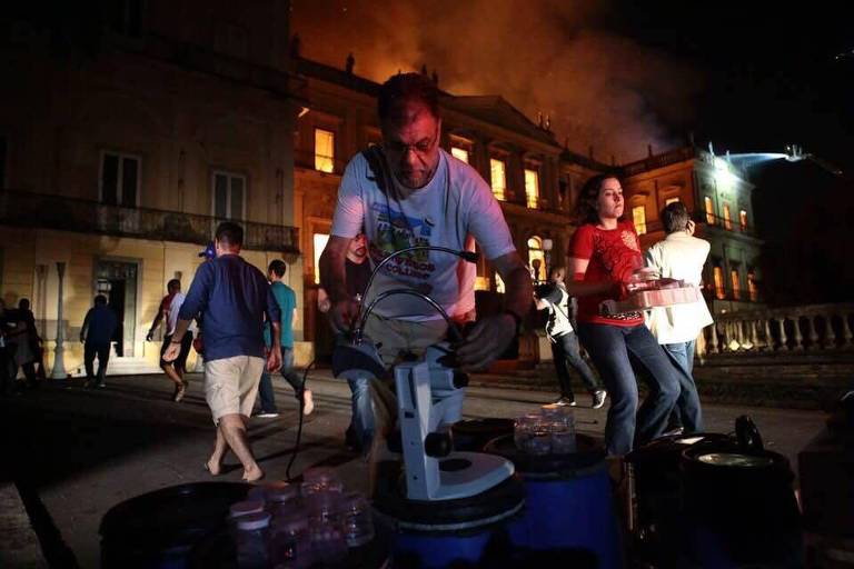 Funcionários da UFRJ tentam salvar material de pesquisa na noite de domingo (2)