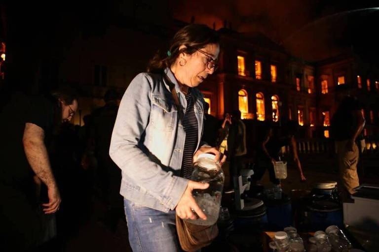 Funcionários da UFRJ tentam salvar material de pesquisa na noite de domingo (2)