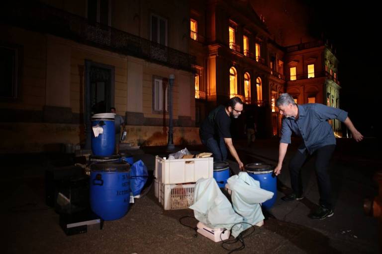 Os pró-reitores da UFRJ Agnaldo Fernandes (pessoal) e Roberto Gambine (planejamento) tentam salvar itens do Museu Nacional na noite de domingo (2)