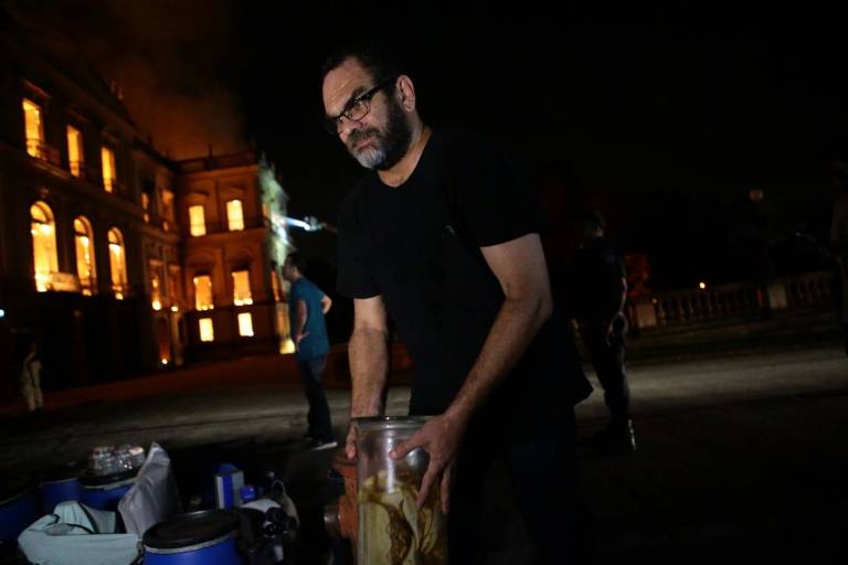 O pró-reitor da UFRJ Agnaldo Fernandes (pessoal) tenta salvar itens do Museu Nacional na noite de domingo (2)