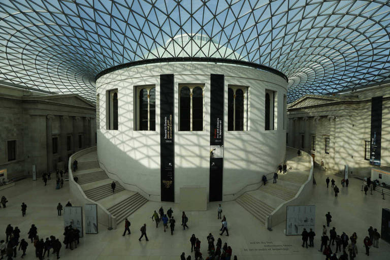 Visitantes no Museu Britânico, em Londres