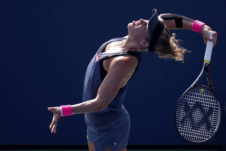 A tenista alemã Laura Siegemund saca durante partida do Aberto dos EUA