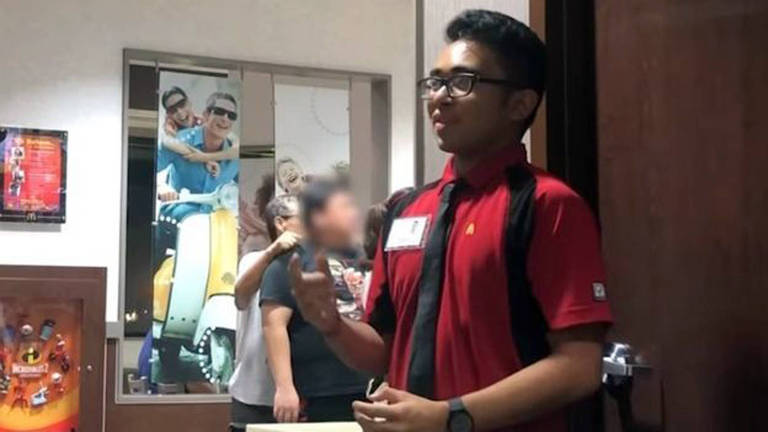 Jovens colam pôster 'publicitário' com foto deles próprios no McDonalds para pedir representatividade