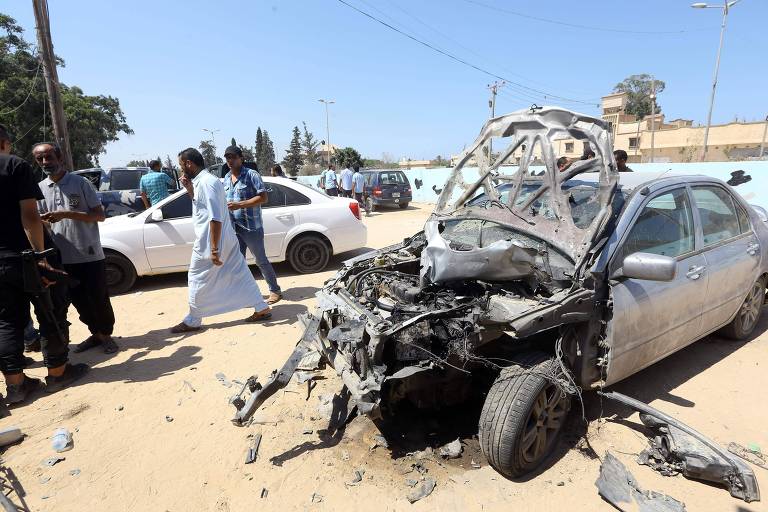 Carro-bomba após um ataque na cidade de Zliten, a 170 km de Trípoli, capital da Líbia