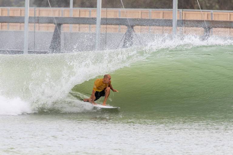 Kelly Slater pega uma onda em sua piscina artificial, no Surf Ranch Pro, na Califórnia (EUA)