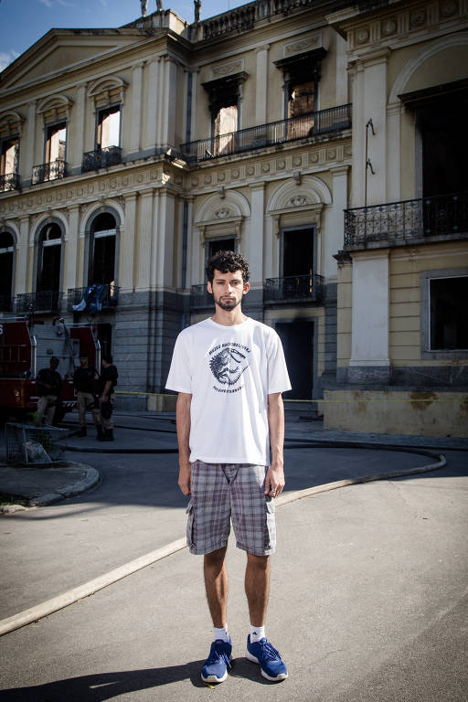 Arthur Brum da Costa, 26, é mestre em zoologia, com ênfase em paleontologia, estudou lâminas de ossos de animais do passado para tentar inferir coisas como a alimentação deles e seu crescimento. Perdeu no incêndio todo o material bruto que embasava seu trabalho.