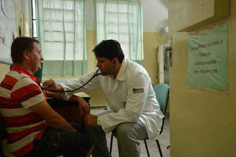 SÃO PAULO / SÃO PAULO / BRASIL -12 /05/15 -15 :00h - O médico venezuelano Alvaro Cordona, participante do programa Mais Médicos, atende paciente na UBS Vila Pirituba, em São Paulo . ( Foto: Karime Xavier / Folhapress) . ***EXCLUSIVO***ESPECIAL