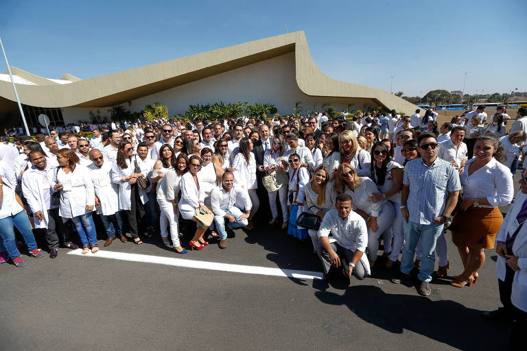Brasileiros formados no exterior e cubanos que vão atuar no Programa Mais Médicos