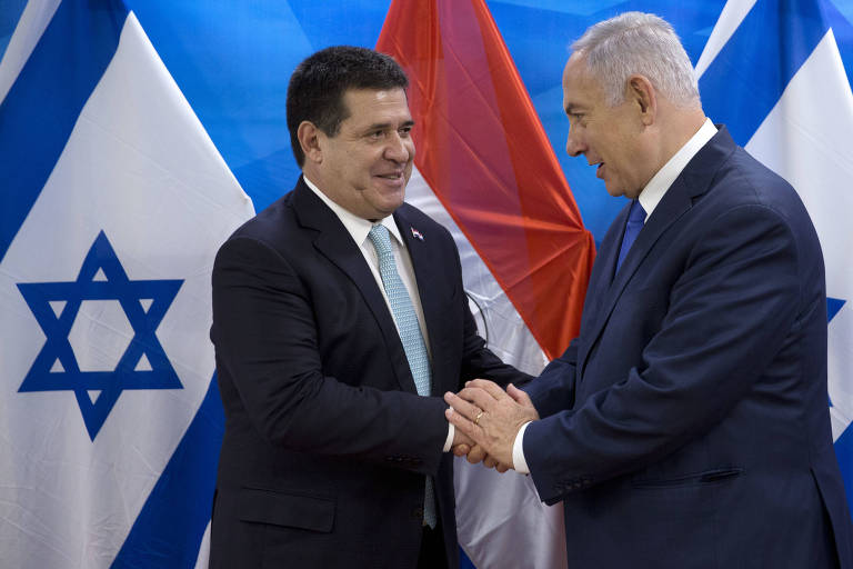 Foto de 21 de maio de 2018 mostra o ex-presidente paraguaio Horacio Cartes (esq.) com o primeiro-ministro israelense Benjamin Netanyahu (dir.) durante encontro em Jerusalém 
