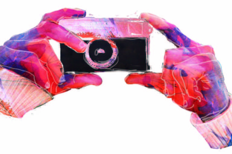 Duas mãos cor de rosa seguram uma máquina fotográfica