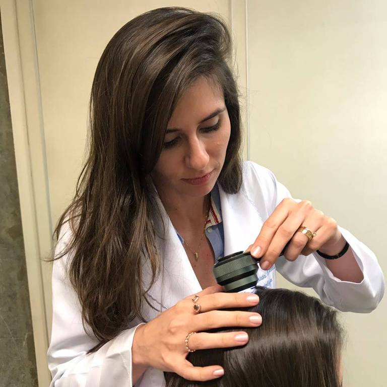 A dermatologista Larissa Biseli se especializa em cabelos e trabalha com a saúde capilar.