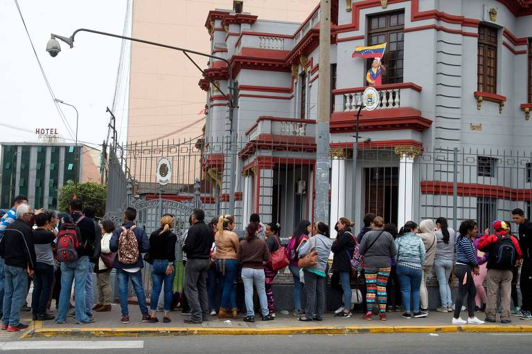 Venezuelanos que querem voltar a seu país em frente à embaixada em Lima, no Peru