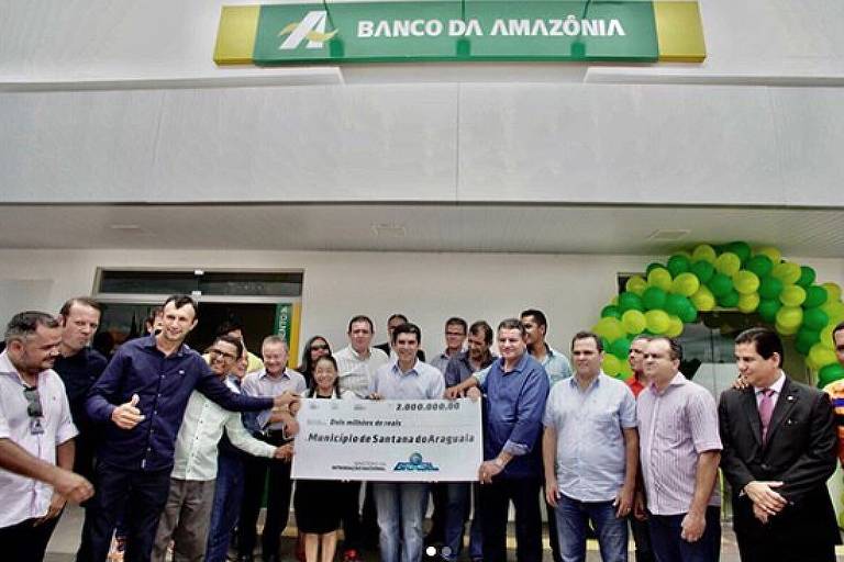 Helder Barbalho posa com cheques simbólicos para prefeitos paraenses
