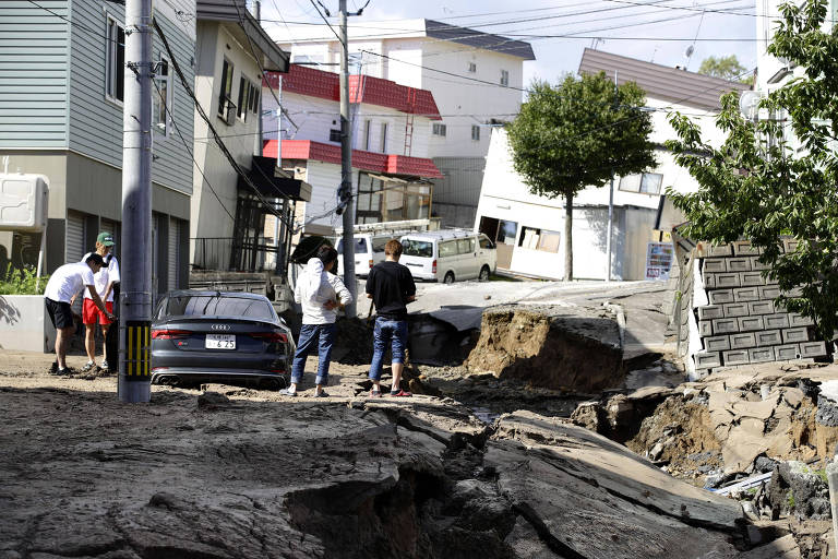 Rua danificada pelo terremoto em Sapporo, na região de Hokkaido, norte do Japão
