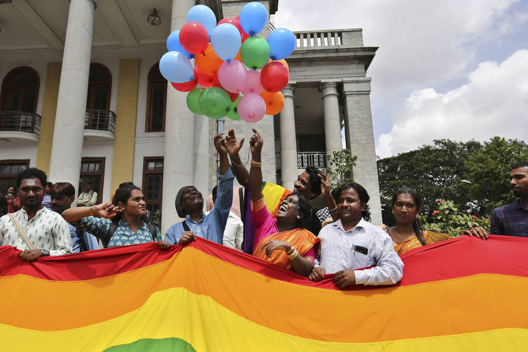 Membros da comunidade e ativistas LGBT comemoram decisão da Suprema Corte da Índia que descriminaliza a homossexualidade, em Bangalore