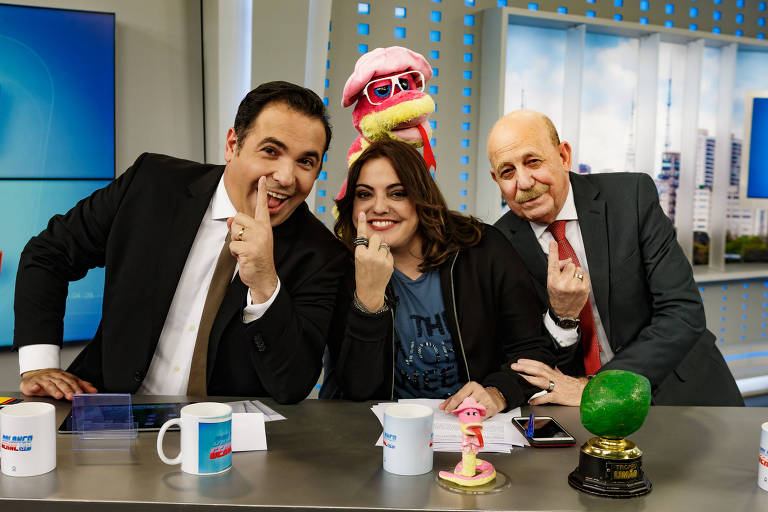 Os apresentadores Reinaldo Gottino, Fabiola Reipert e Renato Lombardi do "A Hora da Venenosa", dentro do programa "Balanço Geral", da TV Record