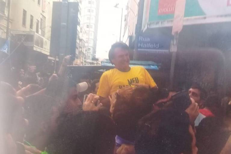 Bolsonaro interrompe ato de campanha apÃ³s ser esfaqueado, segundo PM. A imagem estÃ¡ circulando em um grupo de WhastApp prÃ³-candidato do PSL