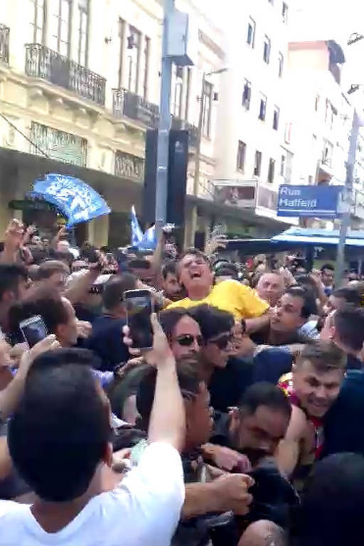 O candidato do PSL à Presidência, Jair Bolsonaro, foi retirado por seguranças do local onde fazia campanha, em Juiz de Fora, após ser esfaqueado