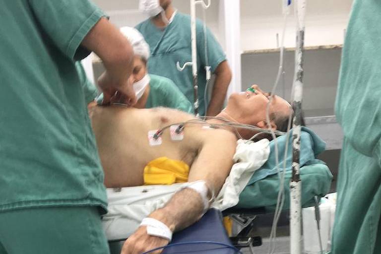 Após sofrer ataque a faca, candidato do PSL à Presidência, Jair Bolsonaro, recebe atendimento em hospital de Juiz de Fora (MG)