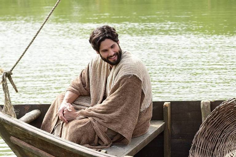 Jesus (Dudu Azevedo) conduz o barco de Pedro (Petrônio Gontijo) pelo mar da Galileia. 